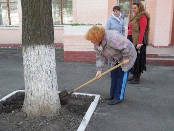 Школьники Молдаванки вышли на городской субботник (фото)