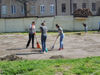 Школьники Молдаванки вышли на городской субботник (фото)