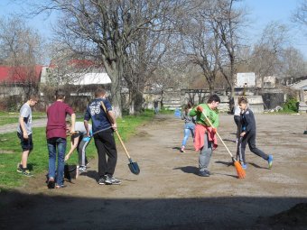 Школьники Молдаванки вышли на городской субботник (фото)
