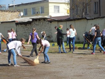 Школьники Молдаванки вышли на городской субботник (фото)