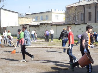 Школьники Молдаванки вышли на городской субботник (фото)