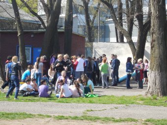 Школьники Молдаванки вышли на городской субботник (фото)