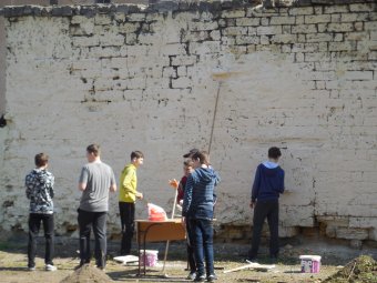 Школьники Молдаванки вышли на городской субботник (фото)