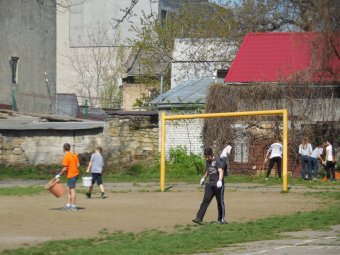 Школьники Молдаванки вышли на городской субботник (фото)