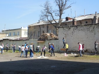 Школьники Молдаванки вышли на городской субботник (фото)