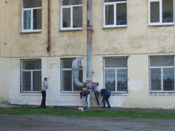 Школьники Молдаванки вышли на городской субботник (фото)