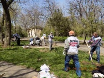 Активисты «Батькивщины» прихорашивали Одессу (фото)