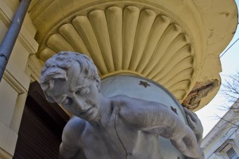 Знаменитые одесские атланты нуждаются в реставрации (фото)