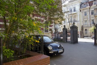 Знаменитые одесские атланты нуждаются в реставрации (фото)