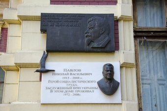 Знаменитые одесские атланты нуждаются в реставрации (фото)