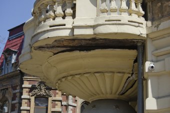 Знаменитые одесские атланты нуждаются в реставрации (фото)