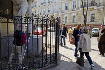 Знаменитые одесские атланты нуждаются в реставрации (фото)