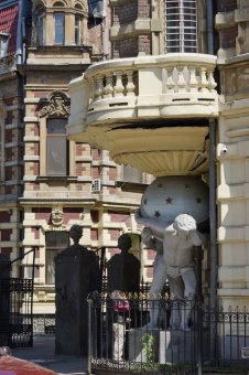 Знаменитые одесские атланты нуждаются в реставрации (фото)
