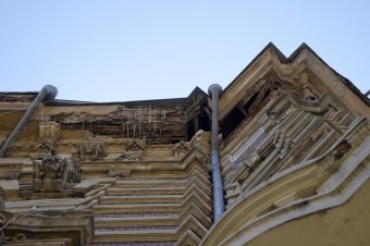 Знаменитые одесские атланты нуждаются в реставрации (фото)