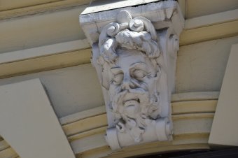 Знаменитые одесские атланты нуждаются в реставрации (фото)