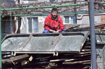 Коммунальные службы Одессы восстанавливают квартиры, пострадавшие в результате пожара (фото)