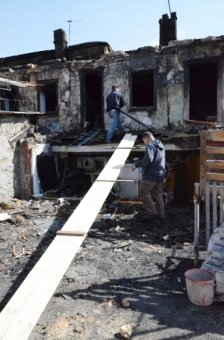 Коммунальные службы Одессы восстанавливают квартиры, пострадавшие в результате пожара (фото)