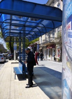Продолжается работа по ремонту тротуаров возле остановочных комплексов (фото)