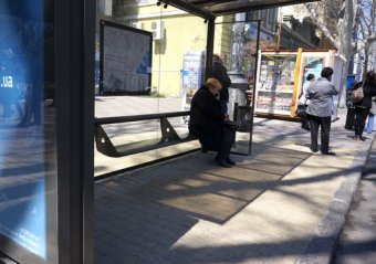 Продолжается работа по ремонту тротуаров возле остановочных комплексов (фото)