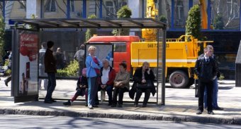 Продолжается работа по ремонту тротуаров возле остановочных комплексов (фото)