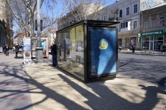 Продолжается работа по ремонту тротуаров возле остановочных комплексов (фото)