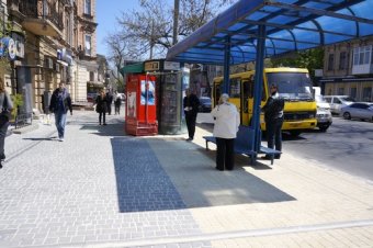 Продолжается работа по ремонту тротуаров возле остановочных комплексов (фото)
