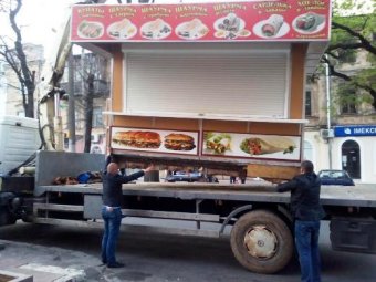 В Одессе продолжается демонтаж незаконно установленных временных сооружений (фото)