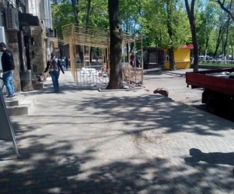 В Одессе продолжается демонтаж незаконно установленных временных сооружений (фото)