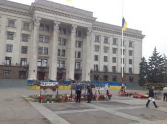 Одесситы идут к Дому профсоюзов почтить память погибших 2 мая 2014 года
