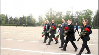 Руководители города и области возложили цветы к местам гибели людей 2 мая (фото)