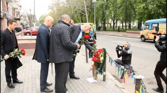 Руководители города и области возложили цветы к местам гибели людей 2 мая (фото)