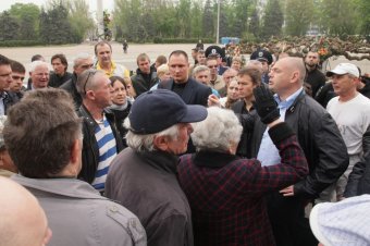Руководители города и области возложили цветы к местам гибели людей 2 мая (фото)