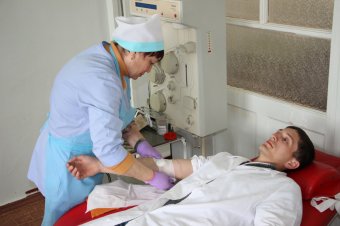 Моряки-пограничники перед выходом на охрану границы сдали кровь (фото)