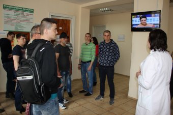 Моряки-пограничники перед выходом на охрану границы сдали кровь (фото)