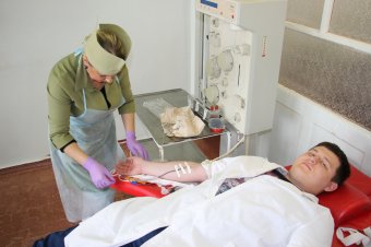 Моряки-пограничники перед выходом на охрану границы сдали кровь (фото)