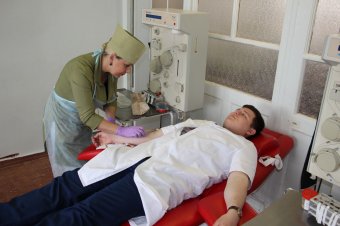 Моряки-пограничники перед выходом на охрану границы сдали кровь (фото)