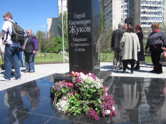 К 70-летию Победы в Одессе открыли памятный знак Георгию Жукову (фото)