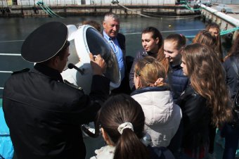Морские пограничники пригласили одесских школьников на экскурсии на корабли и катера Морской охраны (фото)