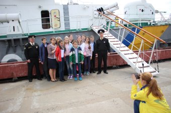 Морские пограничники пригласили одесских школьников на экскурсии на корабли и катера Морской охраны (фото)