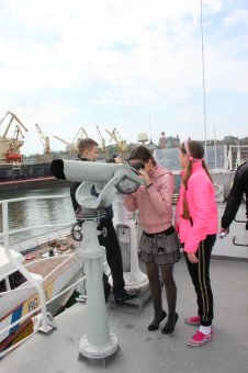 Морские пограничники пригласили одесских школьников на экскурсии на корабли и катера Морской охраны (фото)