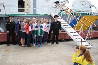 Морские пограничники пригласили одесских школьников на экскурсии на корабли и катера Морской охраны (фото)