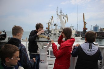 Морские пограничники пригласили одесских школьников на экскурсии на корабли и катера Морской охраны (фото)
