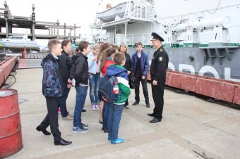 Морские пограничники пригласили одесских школьников на экскурсии на корабли и катера Морской охраны (фото)