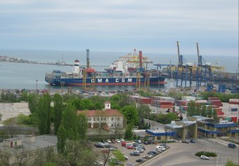 В Ильичевский морской порт в очередной раз принял мощный контейнеровоз