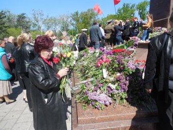 70-летие Великой Победы: одесситы возложили цветы к памятнику Неизвестному матросу