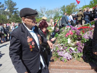70-летие Великой Победы: одесситы возложили цветы к памятнику Неизвестному матросу