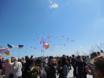 70-летие Великой Победы: одесситы возложили цветы к памятнику Неизвестному матросу