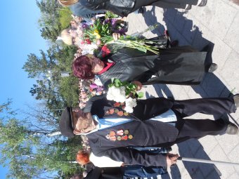 70-летие Великой Победы: одесситы возложили цветы к памятнику Неизвестному матросу