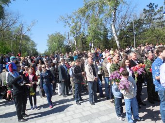 70-летие Великой Победы: одесситы возложили цветы к памятнику Неизвестному матросу