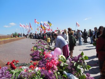 70-летие Великой Победы: одесситы возложили цветы к памятнику Неизвестному матросу